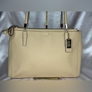 MT397 - NWOT COACH Madison Christie Carryall